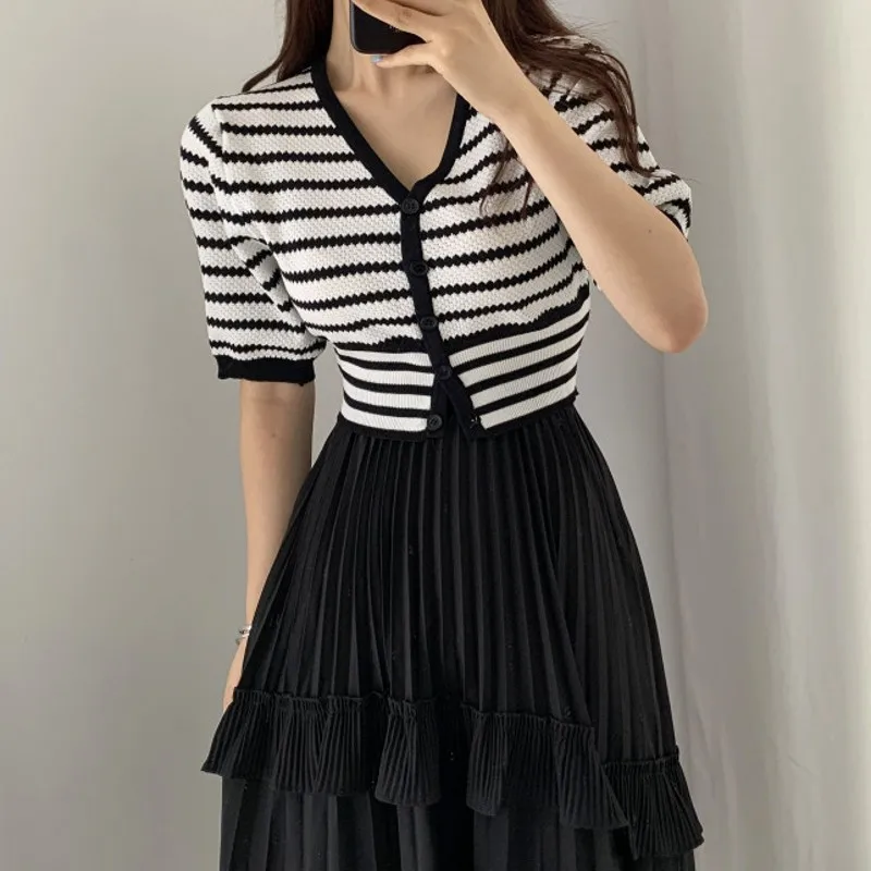 

Женский костюм из 2 предметов: футболка и юбка, кардиган в полоску с коротким рукавом и V-образным вырезом, уличная одежда, черная плиссирован...