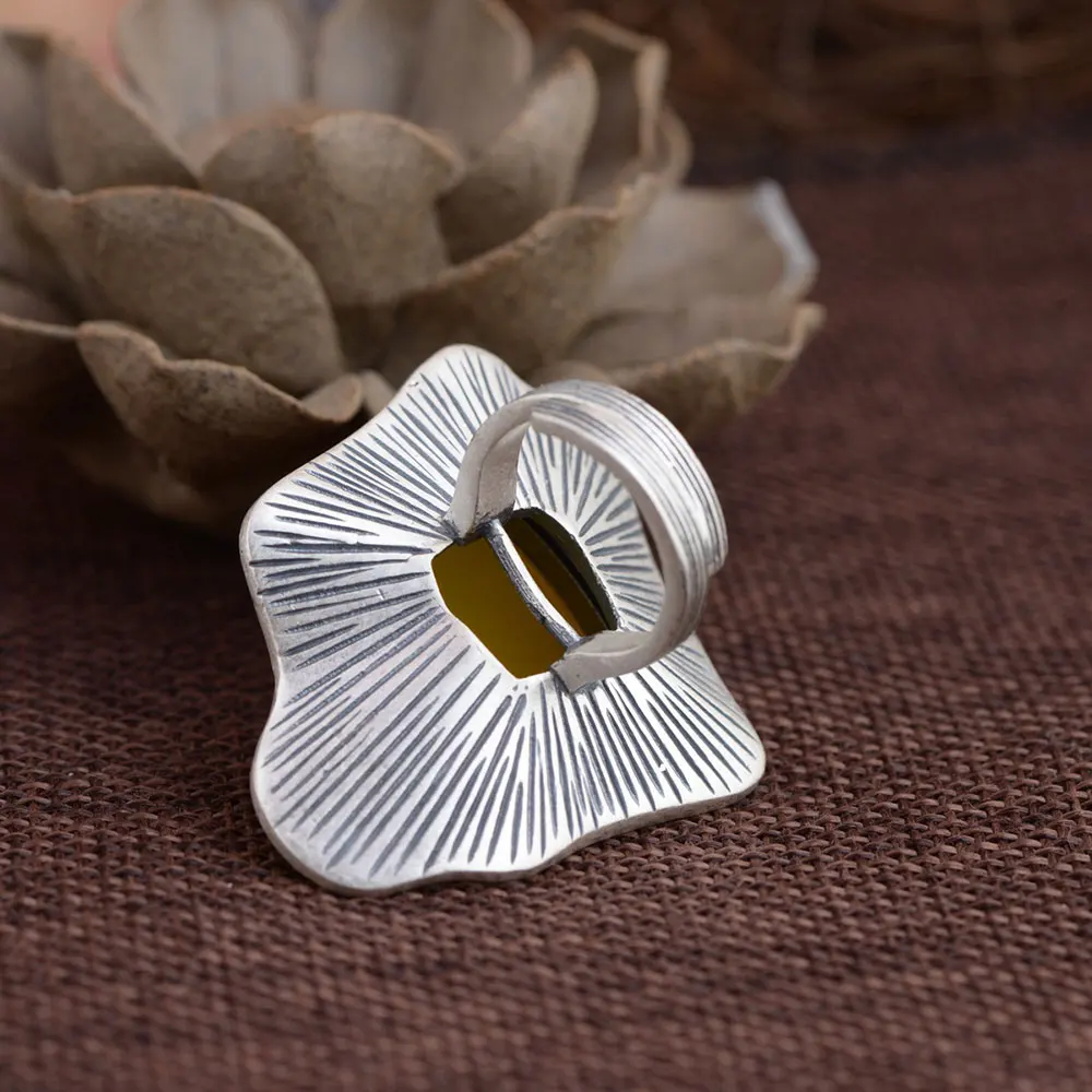 Кольцо женское из серебра 990 пробы регулируемый размер с желтым халцедоном |