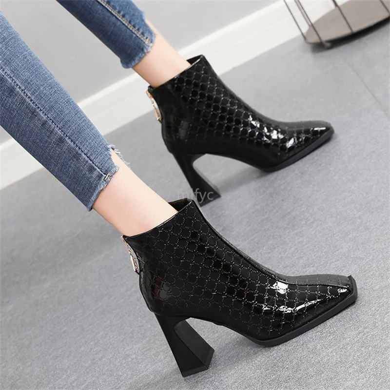 

Женские короткие ботинки, новинка сезона осень-зима 2021, ботинки из лакированной кожи на высоком устойчивом каблуке, с квадратным носком и мо...