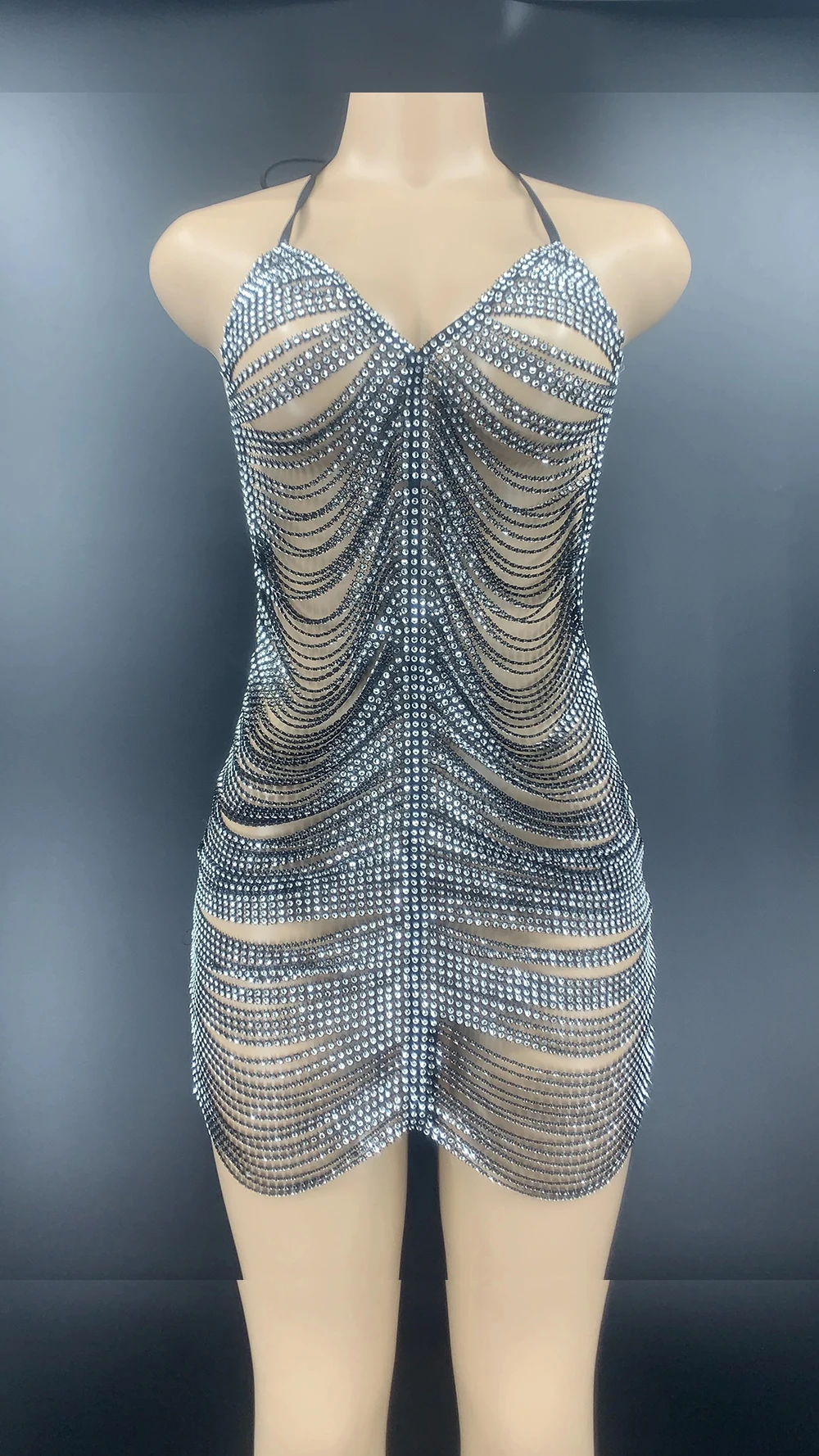 Черно-серебристое короткое платье стразы на цепочке для выпускного вечера