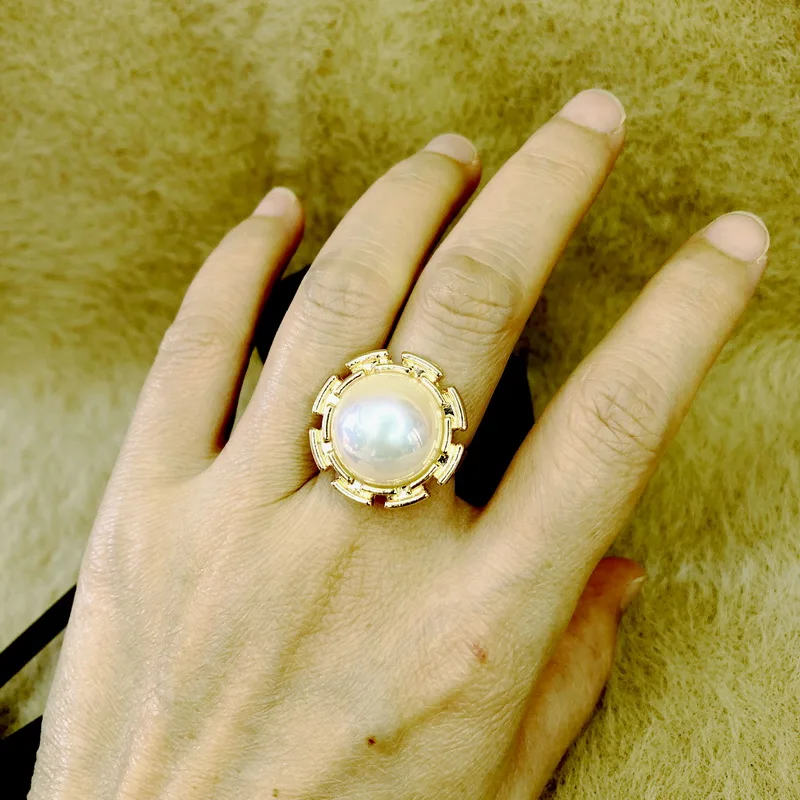 

F.J4Z 2021 Trend Pearl Rings for Women Fashion Gold Alloy Glossy Simulated Pearl Top Adjustable Finger Rings Lady Gifts Dropship
