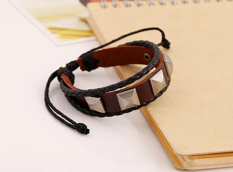 Браслеты из натуральной кожи с металлическими заклепками в винтажном стиле |