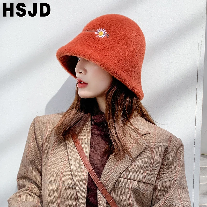 

Шапка-Панама женская зимняя из меха норки с цветами ромашки