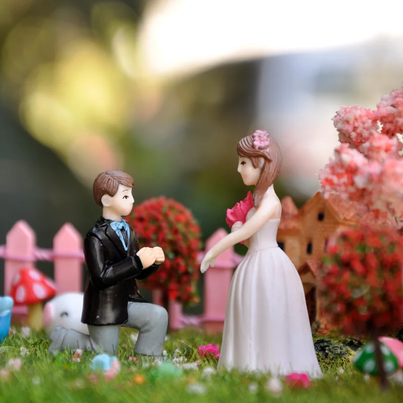 

Propose Marriage Lover Doll Miniatures Couple Bride and Groom Figurines DIY Craft Gift Ornament for Wedding Party Decor Blessing