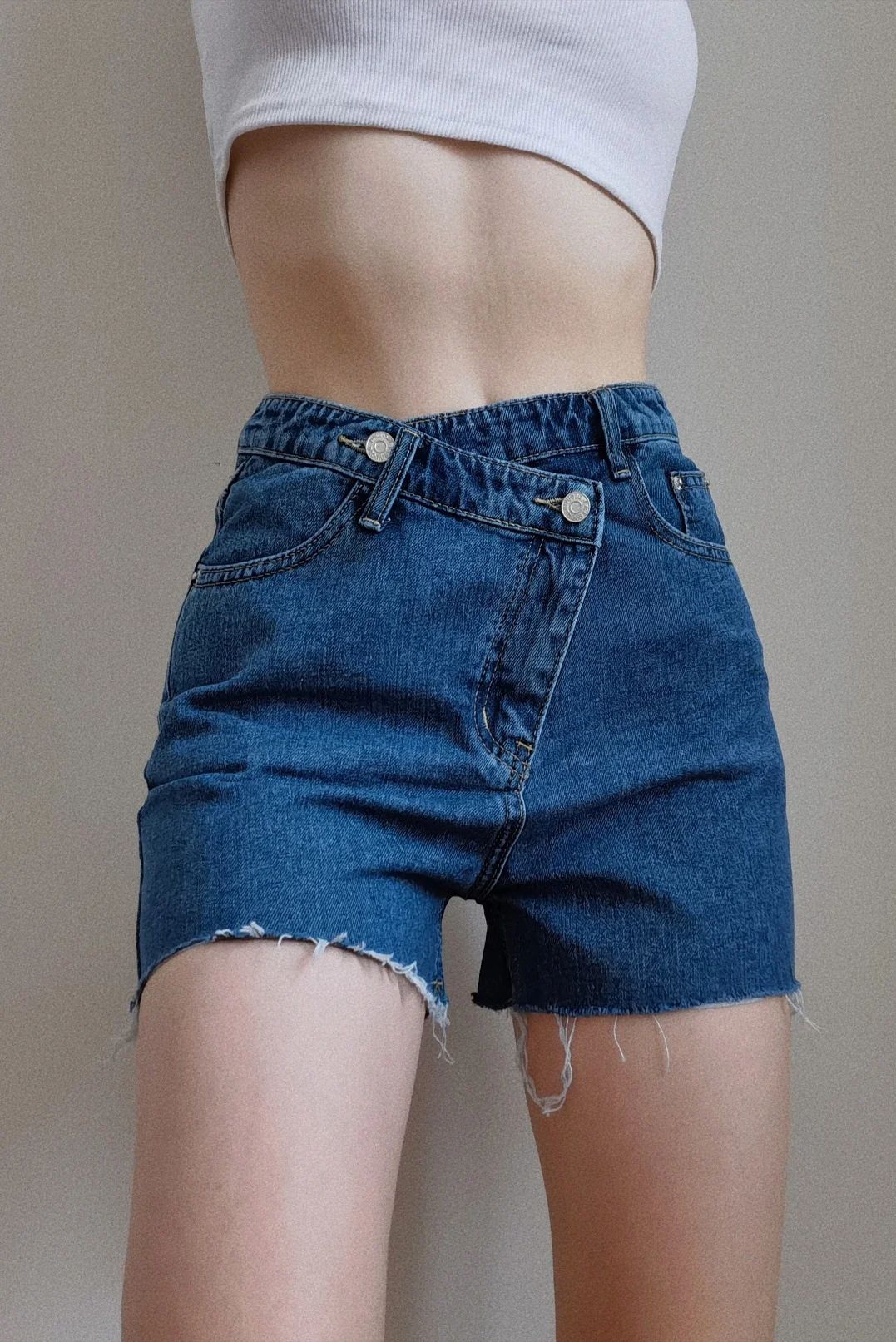 

WOMENGAGA Irregular Slant Waist Rough Edge High Waist Denim Shorts Slim Versatile Wide Leg Casual A-line Oblique Waist YPSJ