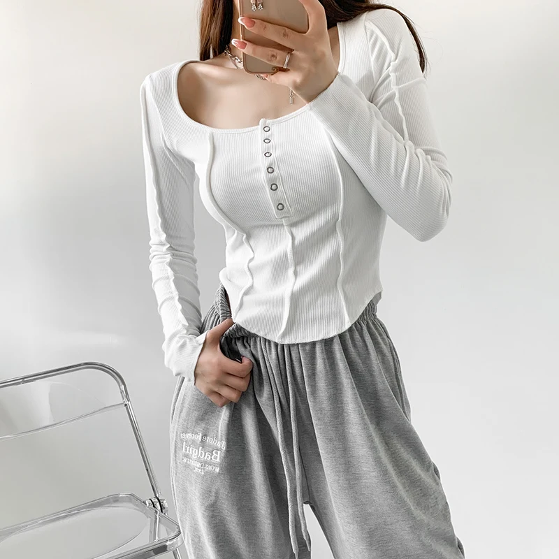 Женский укороченный топ с круглым вырезом длинным рукавом и открытыми швами |