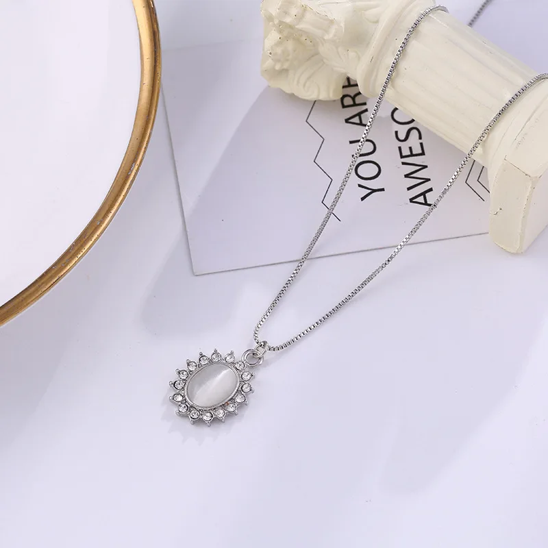 

Cold wind cat's Eye Stone Flower Necklace women's Korean temperament simple neck chain exquisite