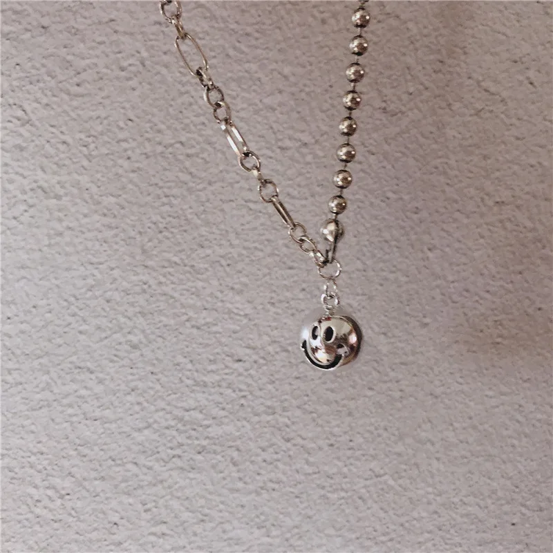 Модное индивидуальное ожерелье со смайликом уличная съемка темпераментная