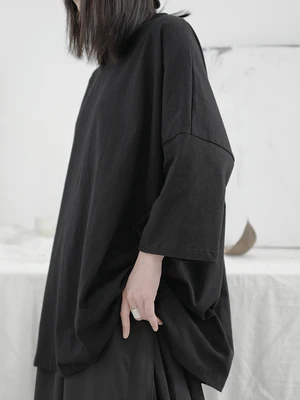 Женская короткая футболка с круглым вырезом черная длинная большого размера