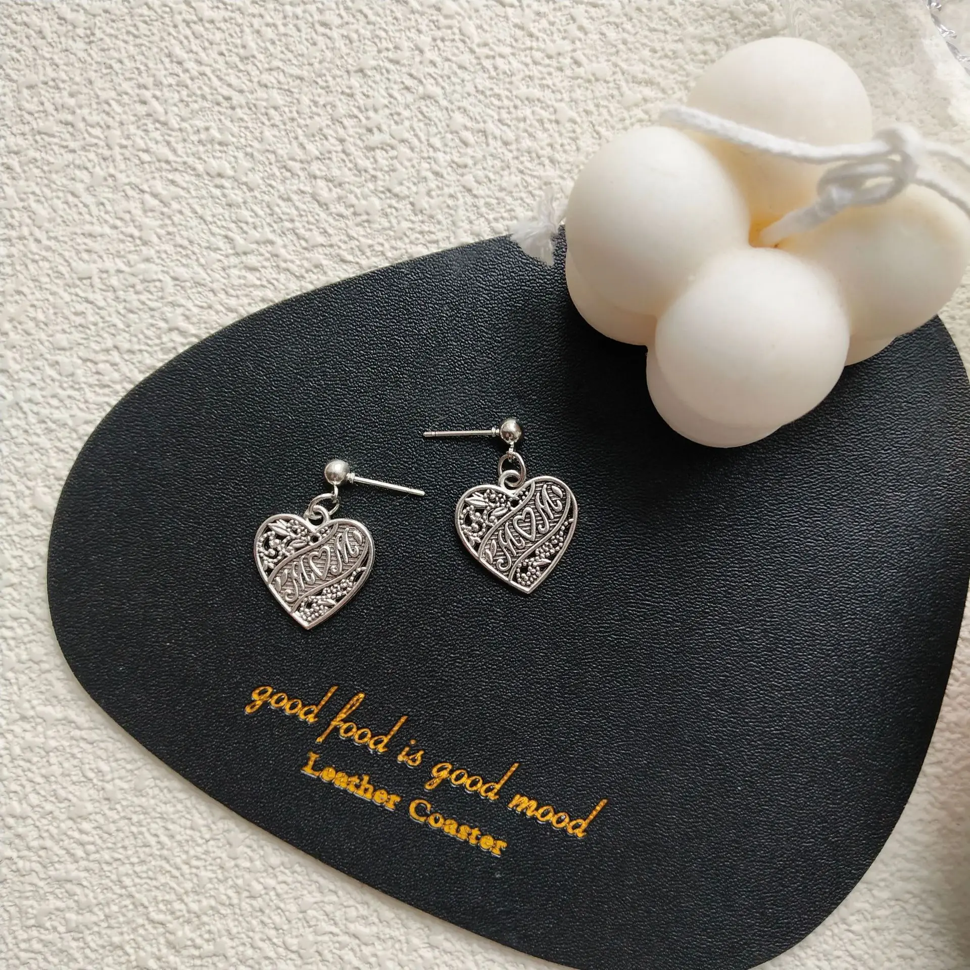 

SNCSDK Retro Temperament Love Aalloy Letter Hollow Peach Heart Metal Texture Hip Hop Women's Stud Earrings Ear Clip Jewelry