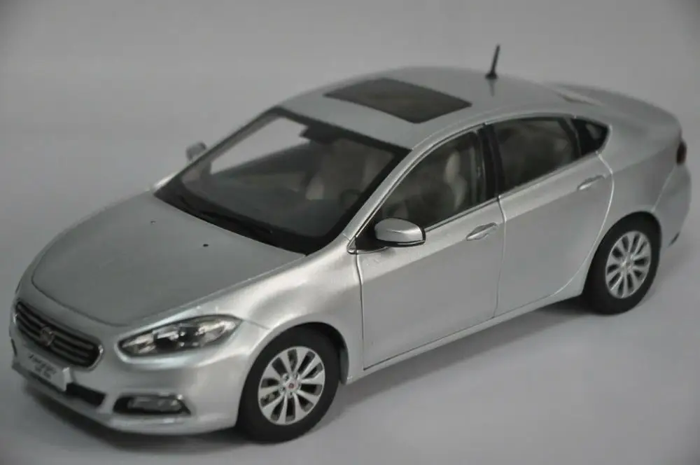 

Модель литая в масштабе 1:18 для Fiat Viaggio, серебряный седан, игрушечный автомобиль из сплава, миниатюрный коллекционный подарок, лидер продаж, ...