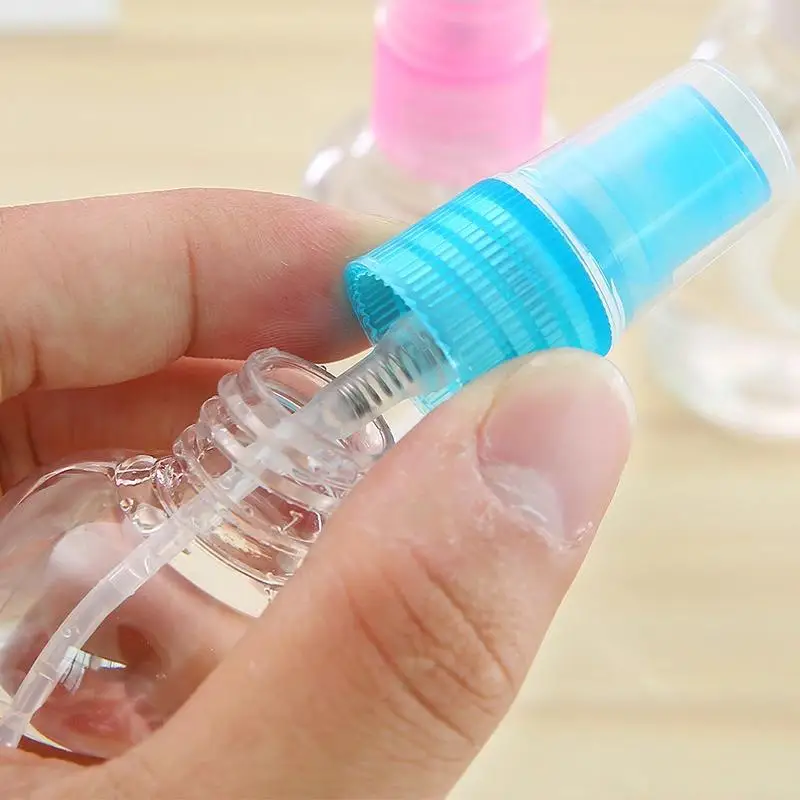 Прозрачная пластиковая бутылка и колпачки пустые косметические контейнеры