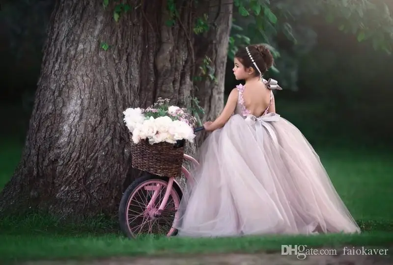 2020 г. Фиолетовые платья для девочек держащих букет невесты на свадьбе v-образный