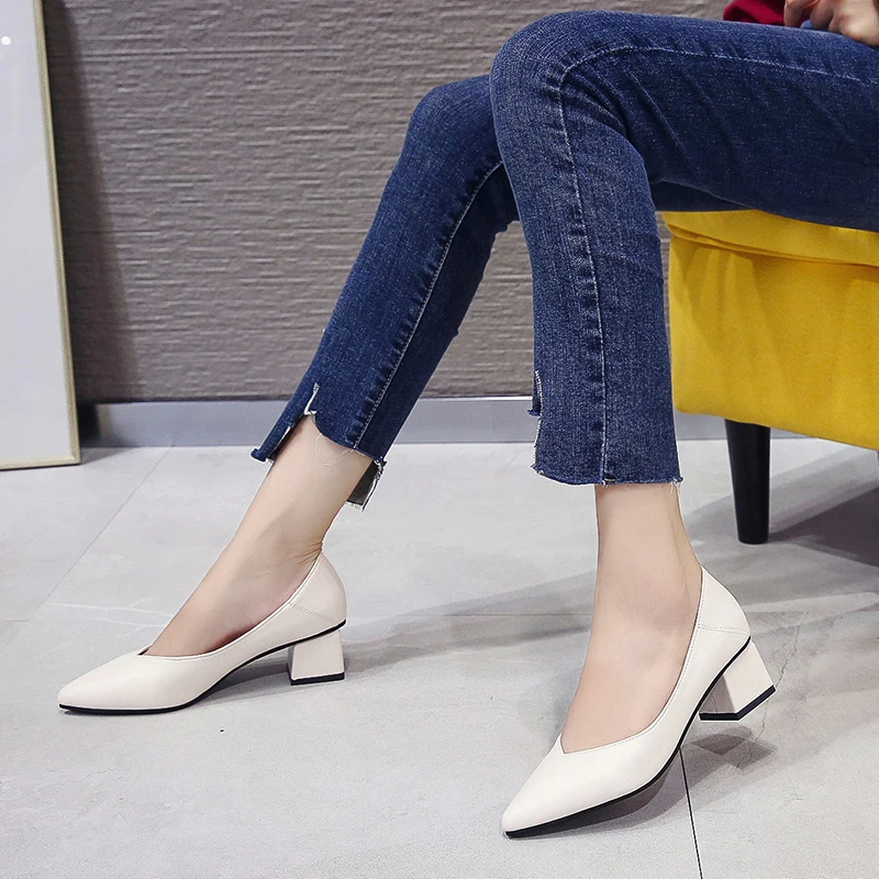 Офисные женские туфли из органической кожи Модельные на не сужающемся книзу