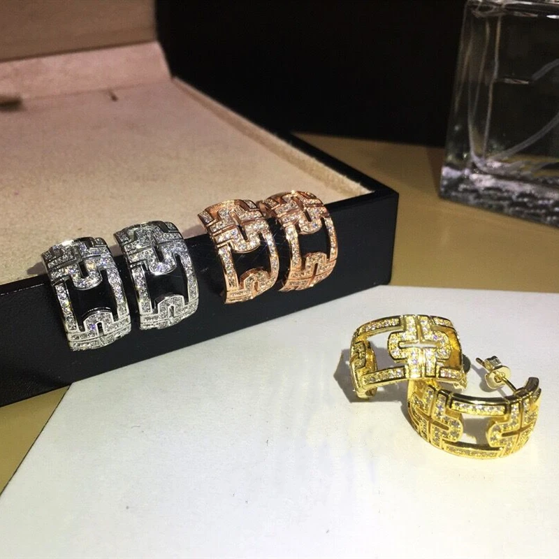 Роскошные женские серьги гвоздики с вырезами из бриллиантов покрытые 18 к