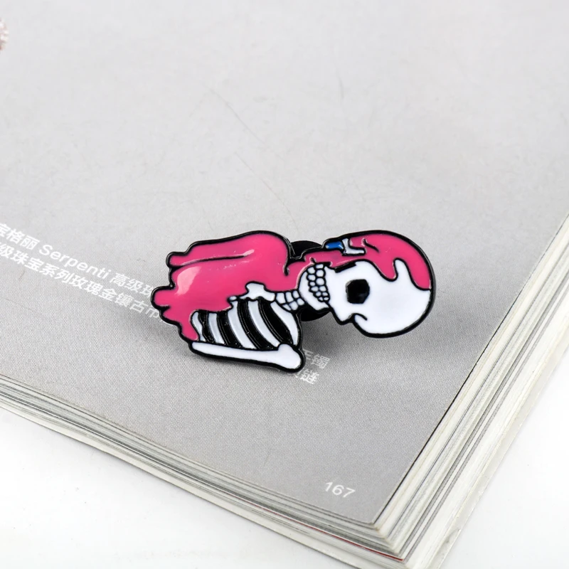 Эмалированная заколка в виде половины розового скелета с мультипликационным