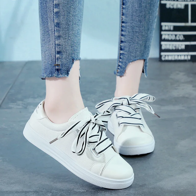Женская повседневная обувь на шнуровке белые однотонные удобные кроссовки