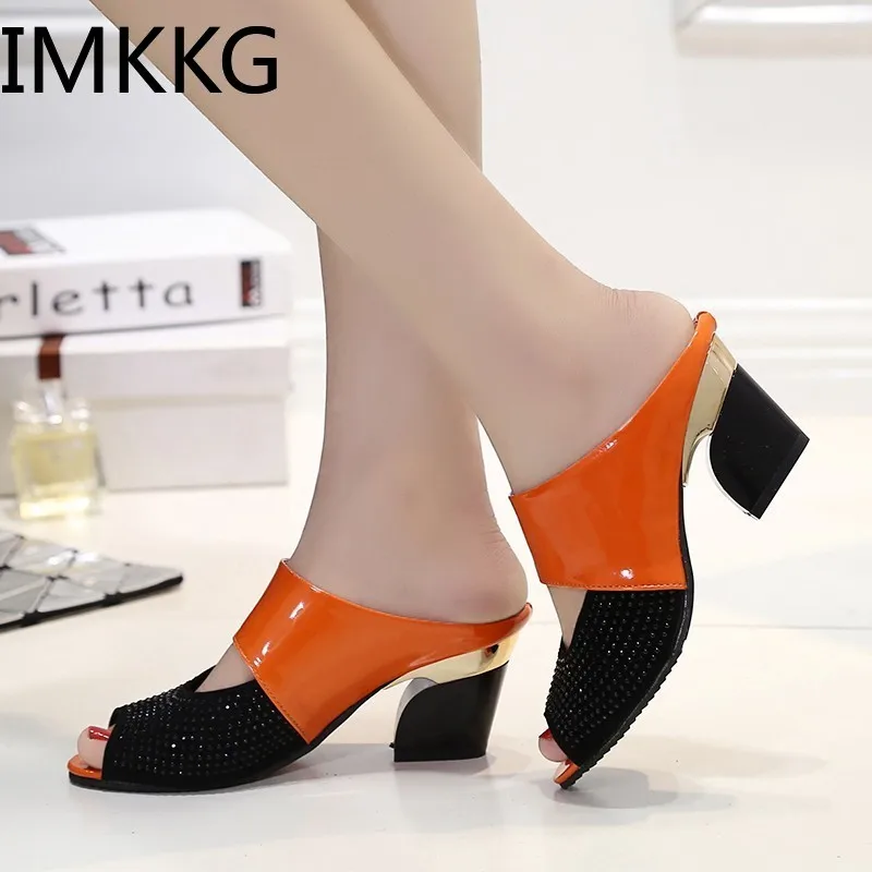 Женские сандалии на квадратном каблуке летние разноцветные модные шлепанцы с