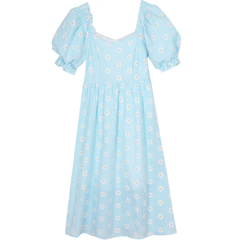 Женское длинное платье в клетку молочно-голубого цвета с рисунком маргариток