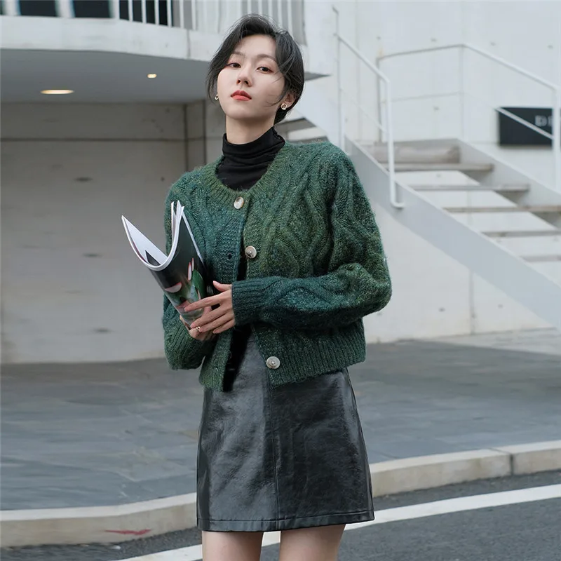 

2020Autumn And Winter New Simple Fashion Gradient Color Round Neck Single Breasted Twist Thick Fashion Sweater Female JacketC223
