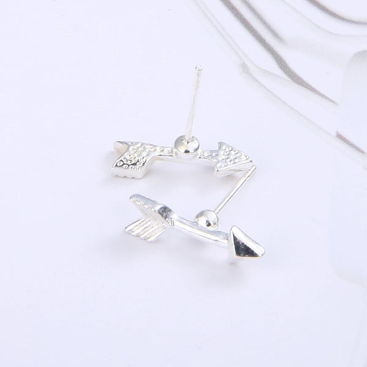 1 пара модные крошечная стрела серьги-гвоздики шармы с узорным узором женские