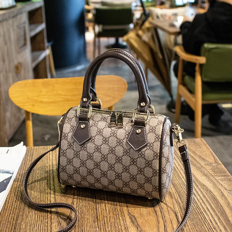 Женские сумки Boston кожаные мессенджеры с кисточками и пуговицами дизайнерские