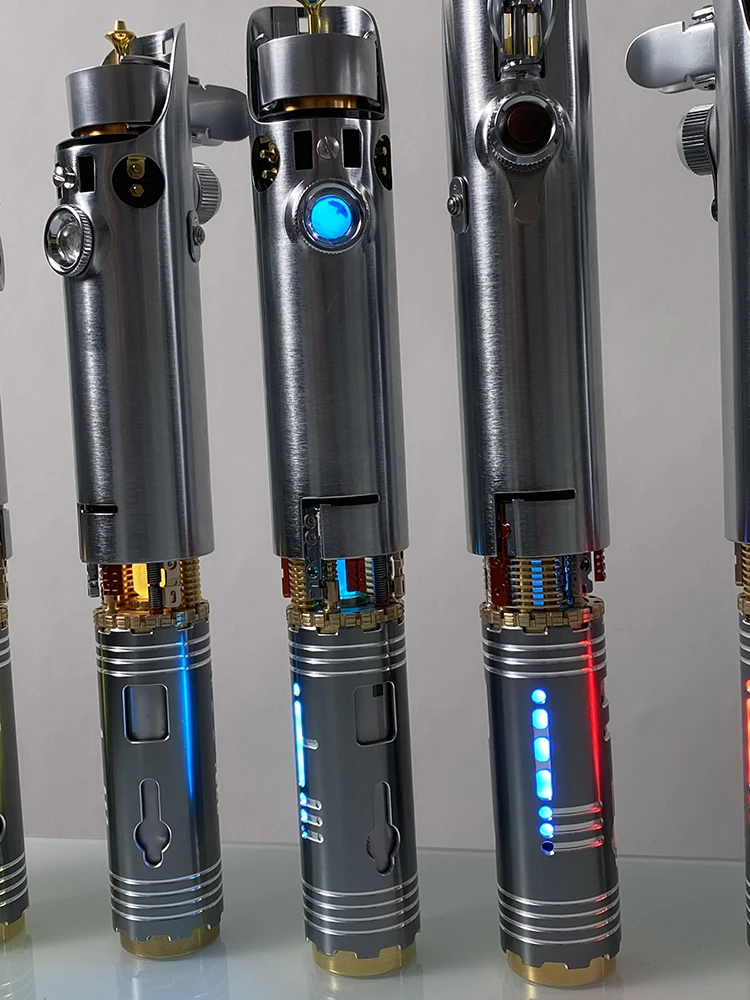 

1PC Graflex Luke Lightsaber New Pixel Saber With Spining Crystal Proff 2.2 Soundboard With Pixel Blade Luke Ep4 Ep5 Ep7
