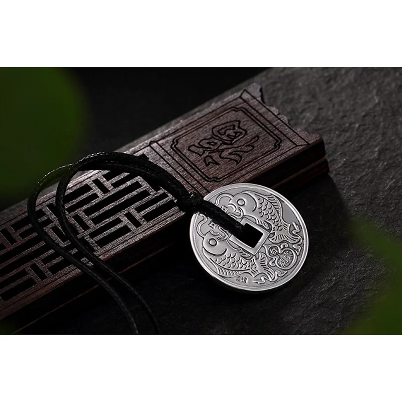 Старинная рыба с монетной подвеской из стерлингового серебра 990 пробы приносит