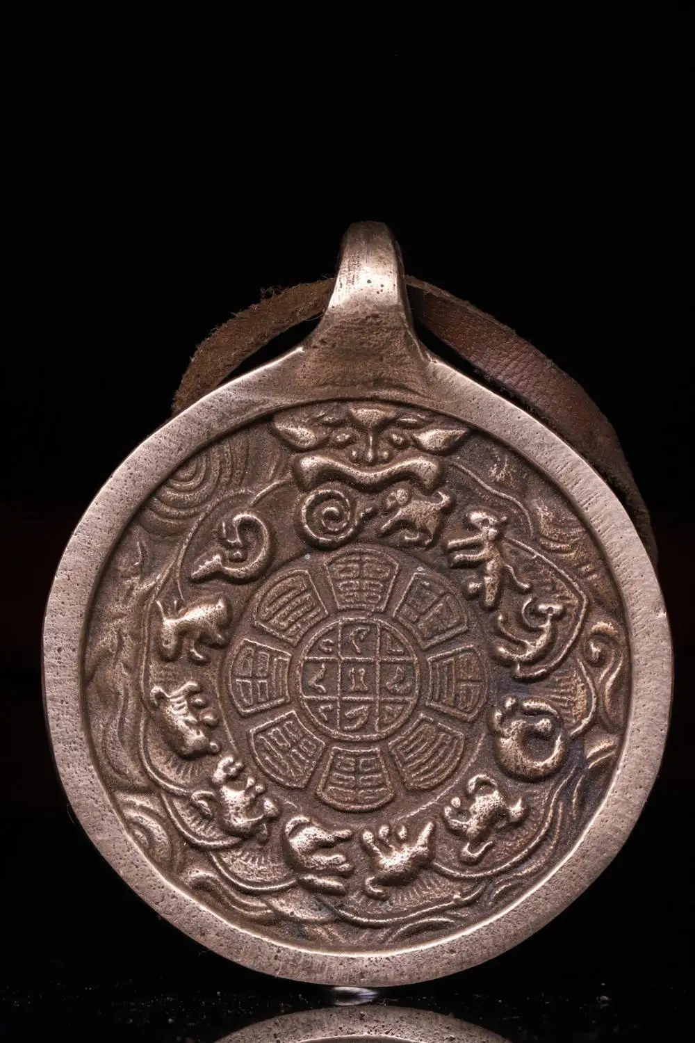 

wedding decoration Tibetan temples collect old bronzes by hand, beat them, engrave old Jiugong gossip statues Pendant