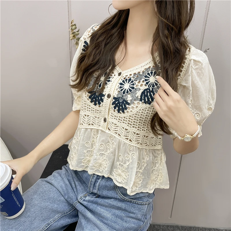 

2021 summer new French style small fresh design sense hollow crochet short-sleeved shirt shirt waist waist was thin