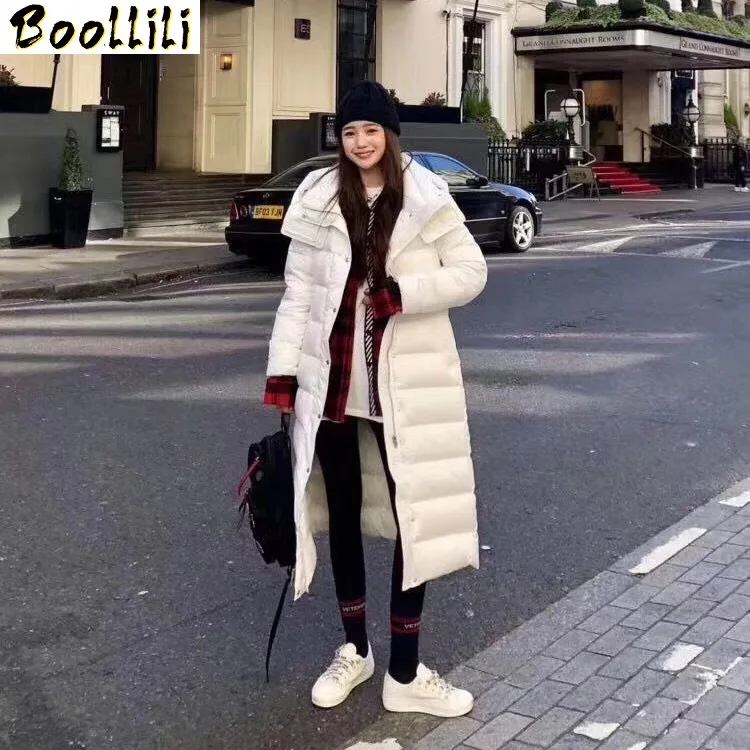 Женское длинное пуховое пальто Boollili белое на 90% утином пуху с капюшоном теплая