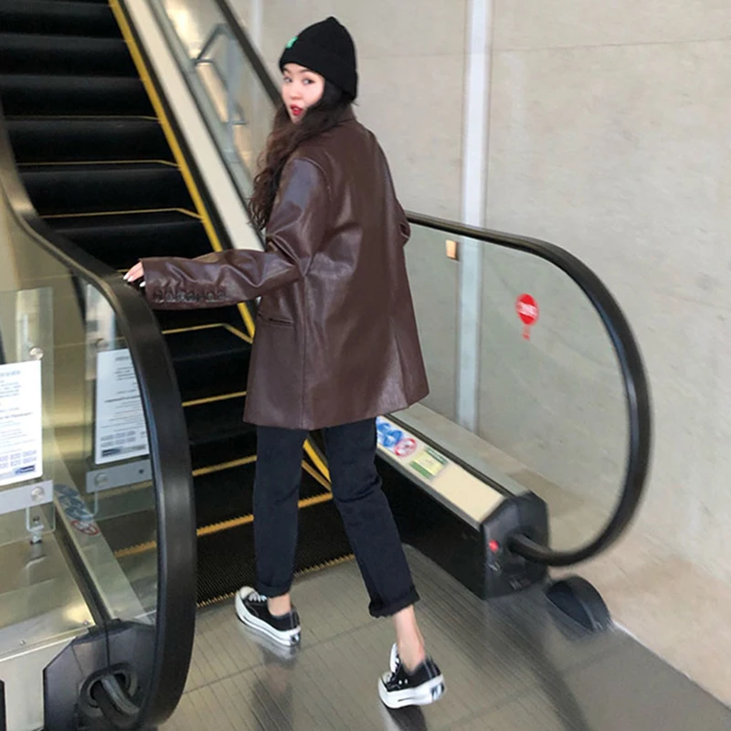 

[EAM] Loose Fit Chocolate Pu Leather Big Size Jacket New Lapel Long Sleeve Women Coat Fashion Tide Spring Autumn 2021 1DA455