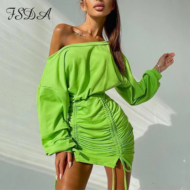 

Мини-платье женское зеленое с открытыми плечами и длинным рукавом