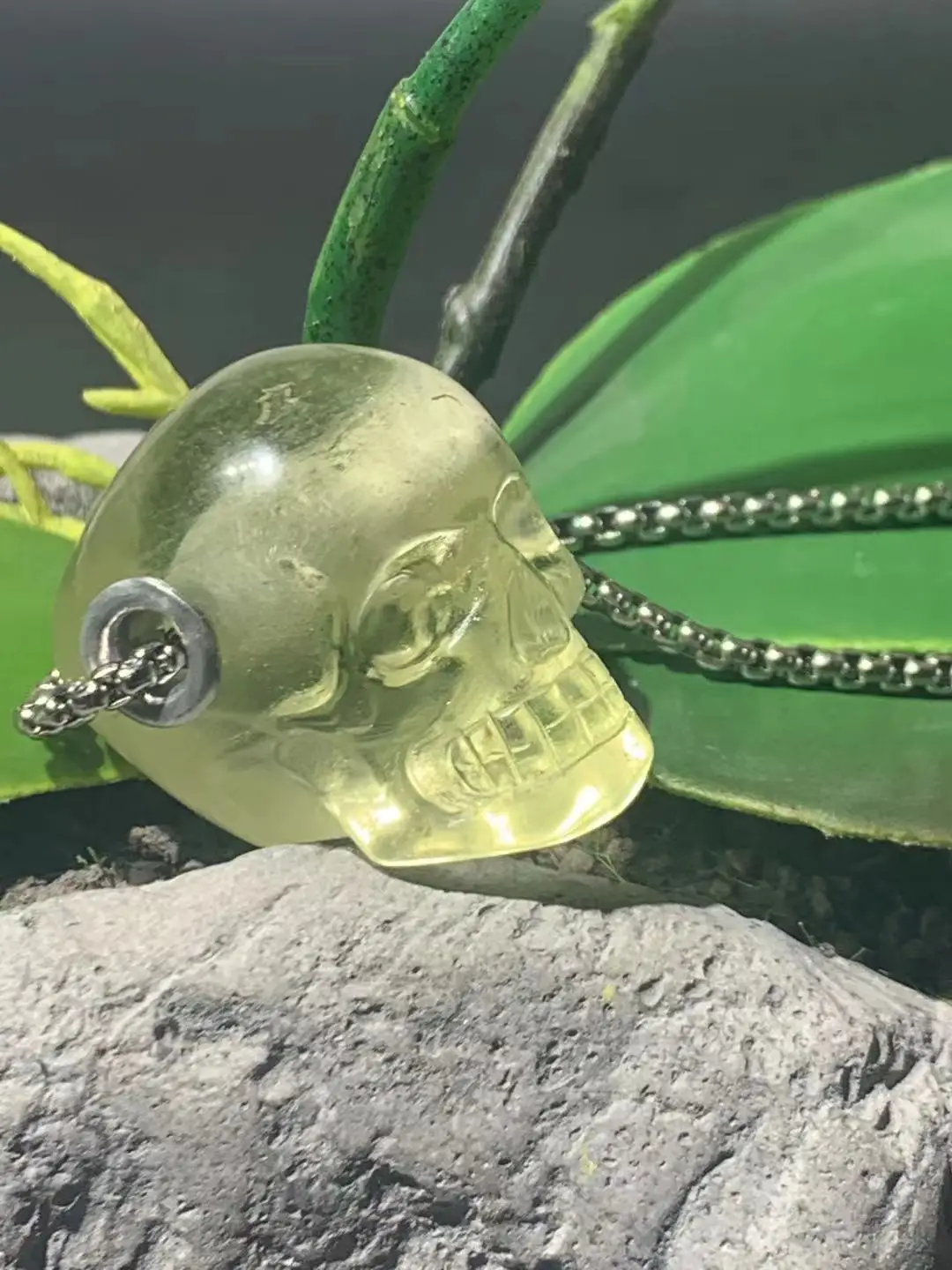 

Natural yellow Crystal Skull Necklace Pendant Gem Rap Costume with Necklace Halloween Holiday Gift