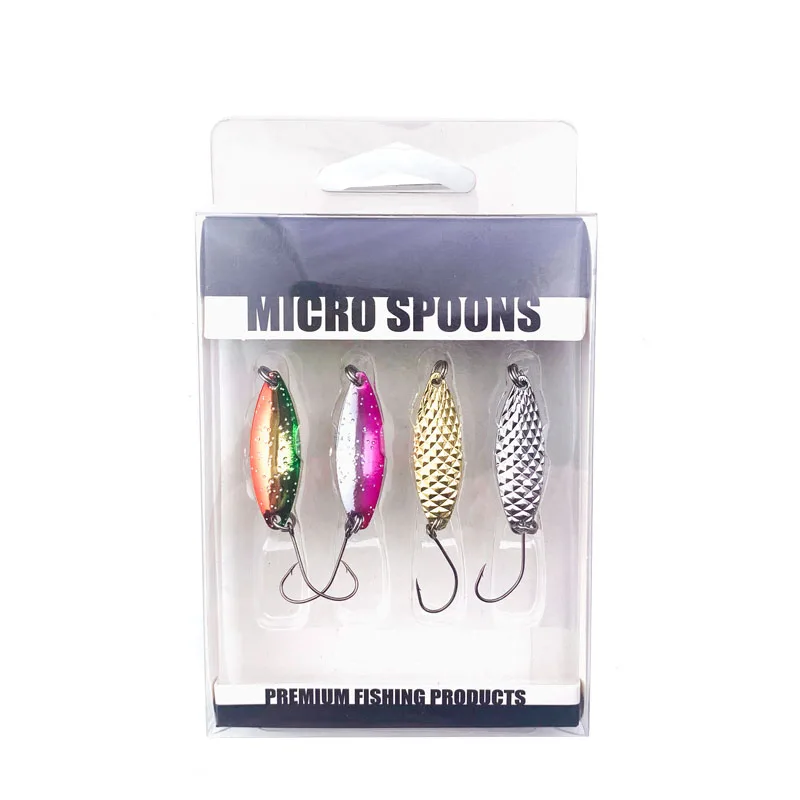 Un paquete de microcucharas, que son pequeños señuelos de pesca metálicos diseñados para imitar el movimiento de un pez pequeño. Estos señuelos se utilizan normalmente para pescar en hielo o para pescar especies de peces más pequeñas.