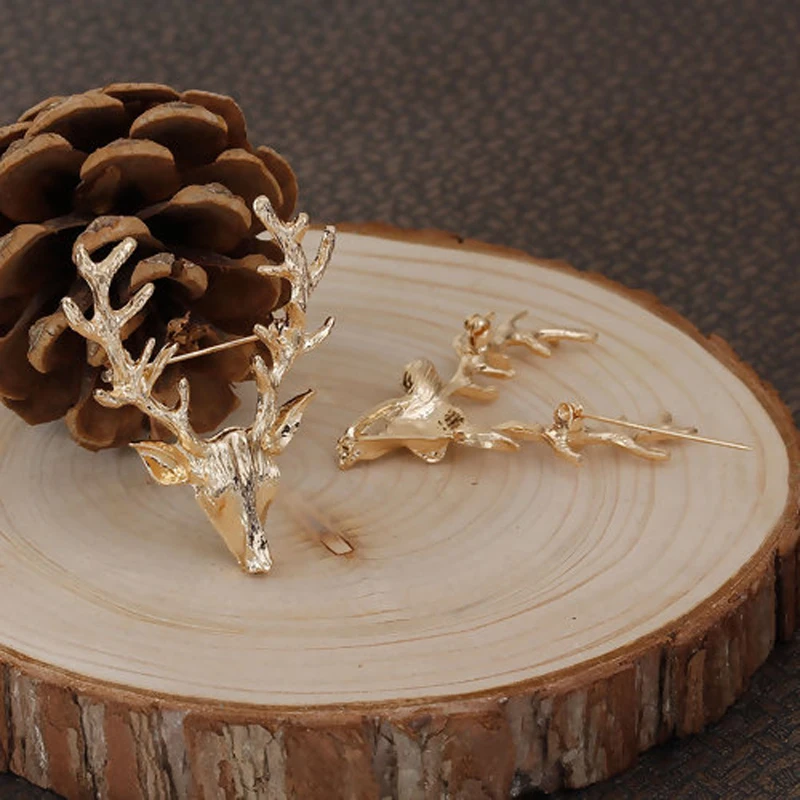 

Women Sweater Clip Tie Lapel Pin Brooches Gold Color Christmas Reindeer Brooch Clips Shirt Collar Pin Winter Charm Accessories