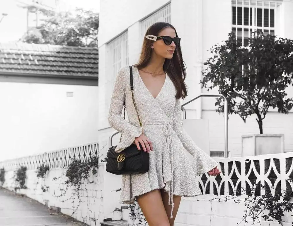 Женское Короткое платье составного кроя с V-образным вырезом и длинным рукавом |