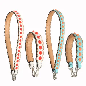 Женская наплечная сумка, из натуральной кожи, с заклепками, длина 90 см