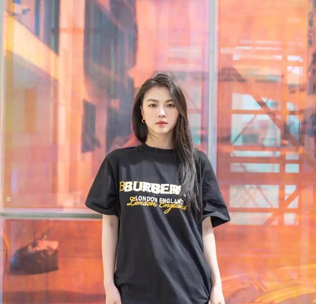 

2021 new short-sleeved gold letters for men and women with the same simple fashion trend INS stars with the same