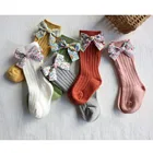 Детские носки для маленьких девочек длинные мягкие хлопковые кружевные носки до колена с большим бантом для маленьких носки для маленьких девочек противоскользящие носки аксессуары