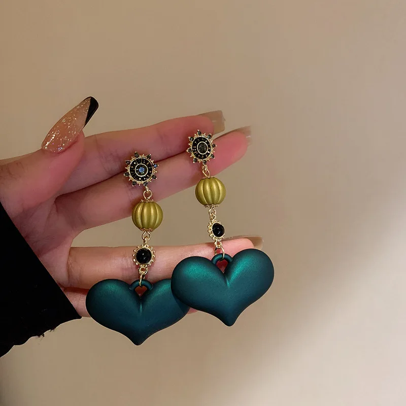 

Crystal acrylic Love Earrings Fashion heart-shaped Earrings retro exaggerated light luxury Earrings female