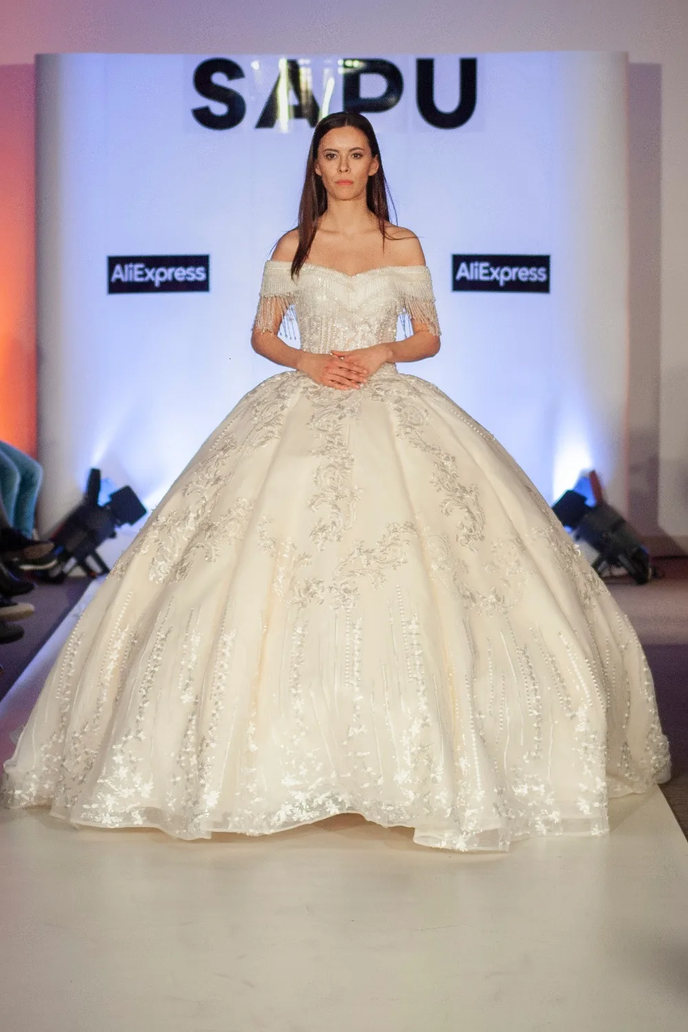 Свадебное платье с открытыми плечами v образным вырезом и шнуровкой цвета