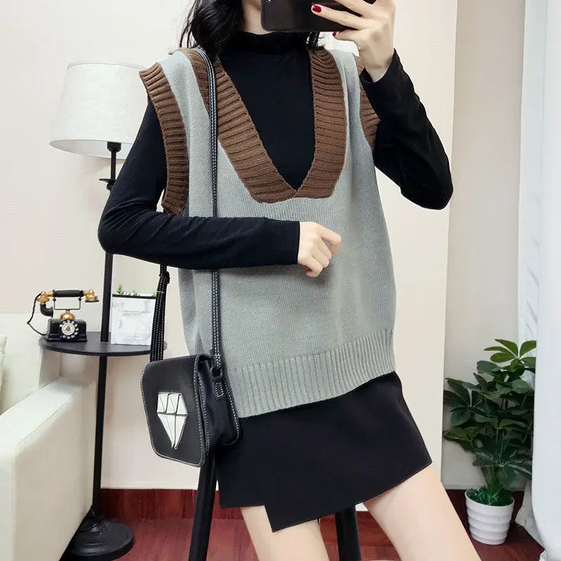 

Female Knit Sweater Vest V-neck Sleeveless Onesize Loose Japan Streetwear Preppy Style Outwear Autumn Winter Tank Top P28