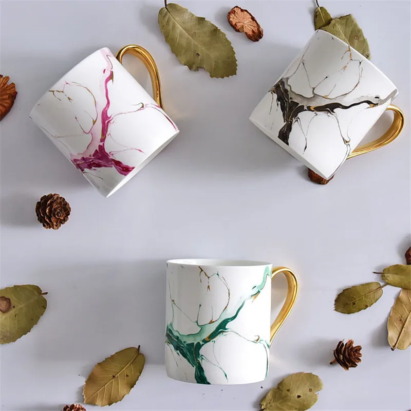 Кружка из костяного фарфора с золотистой ручкой Мраморная наклейка кофейная