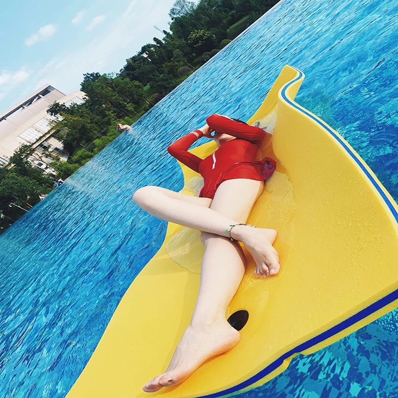 Буксируемый плавающий оазис фотография доступно для большой семейной пены