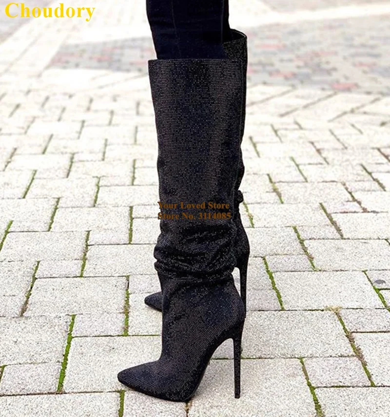 Черные блестящие сапоги на высоком каблуке с острым носком от Choudory до колена