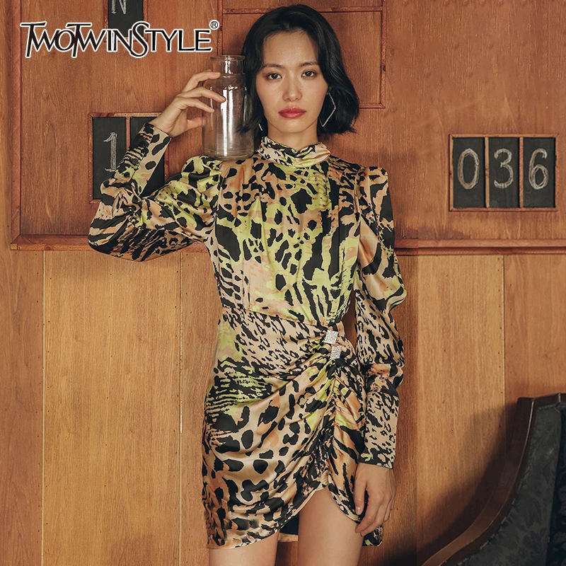Женское леопардовое мини-платье TWOTWINSTYLE асимметричное платье-водолазка с