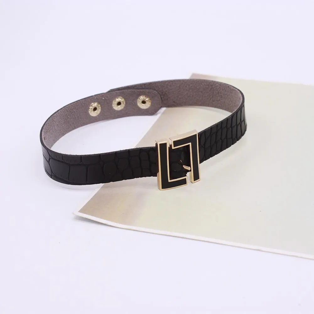 Женский широкий кожаный браслет с трещинами черное геометрическое