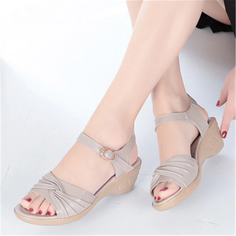 Летние размера плюс сандалии из натуральной кожи для мам среднего возраста