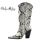 Женские ботинки на молнии Onlymaker, зимние ботинки до середины икры с острым носком, модные ковбойские ботинки на толстом каблуке, с принтом змеиной кожи, большие размеры